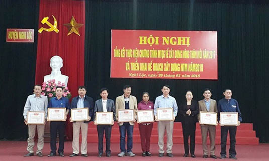 UBND huyện đã trao giấy khen cho 09 tập thể và 09 cá nhân có thành tích xuất sắc trong phong trào xây dựng Nông thôn mới năm 2017.