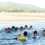 Thầy Tùng Dạy Bơi Cho Học Sinh