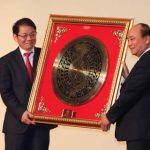 Ông Trần Bá Dương Nhận Quà Của TW Và T.Huyện