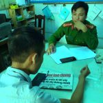 Phóng Viên Trần Văn Quyên đang Báo Cáo Tường Trình Nhóm Thanh Niên Hành Hung Với Công An.