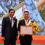 Ông Trần Văn Miên Phó Chủ Tịch UBND TP Đà Nẵng Trao Bằng Khen Cho CTy CP DV Cáp Treo.