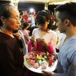 Bông Hồng Cài áo Cho Những Ai Còn Mẹ