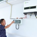 Ông Trần Kim Tiến, Giám đốc Cty Năng Lượng Mặt Trời Solar BMT đang Kiểm Tra Bộ Chuyển đổi Inverter Của Khách Hàng Sử Dụng Hệ Thống Điện Mặt Trời áp Mái