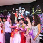 Nhà Báo Đắc Bình Trao Hoa Cho Các Thí Sinh (2)