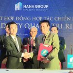 Ông Trần Viết Ngọc Tổng Giám đốc Cty Vùng đất Sáng Ký Kết Hợp Tác Phân Phối Với ông Lê Hồng Quang Tổng Giám đốc Hana Group