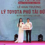 Bà Nguyễn Thị Ánh Ngà Tổng Giám đốc Công Ty Phú Tài Đức Trao 150 Triệu đồng Cho 2 Bé Mồ Côi ở Huyện Hương Sơn