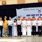 Hoa Khôi Lệ Oanh Tặng Quà Cho Các Em.