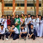 Thầy Cô Cùng Hs Chụp Hình Lưu Niệm