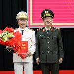 Trung Tướng Nguyễn Văn Sơn Trao Quyết định Cho Đại Tá Nguyễn Đức Dũng.