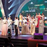 Ông Dương Tấn Hiển Phó Chủ Tịch UBND Thành Phố Cần Thơ Và Bà Trần Bảo Linh, Chủ Tịch HĐQT, Tổng Giám đốc Công Ty CP Thương Mại Và Truyền Thông Evacom Việt Nam, Trao Giải Nhất Cho Huỳnh Thúy Vy