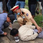 Thượng Tá Trần Đức Dương Trưởng Phòng CSGT CA Tỉnh Quảng Bình Trực Tiếp Xử Lý đối Tượng Vi Phạm Tốc độ Vận Chuyển Ma Tuý (1)