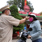 Đo Thân Nhiệt Cho Tất Cả CBCNV Và Khách Hàng Khi Vào Cty 1