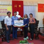 Bà Nguyễn Thúy Hăng, Phó Chủ Tịch Ủy Ban MTTQ Việt Nam Thành Phố Cần Thơ Tiếp Nhận Bảng Tượng Trưng Từ đơn Vị ủng Hộ