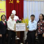Ông Tống Văn Nhịn, Phó Chủ Tịch Thường Trực Ủy Ban MTTQ Việt Nam Thành Phố Bàn Giao Hàng Hóa ủng Hộ Phòng, Chống Dịch Bệnh Covid 19 Cho đại Diện Sở Y Tế Thành Phố.