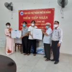 Bà Nguyễn Thị Kim Liên (trái) GĐ Ân Điển Trao Quà Cho đơn Vị Tiếp Nhận.