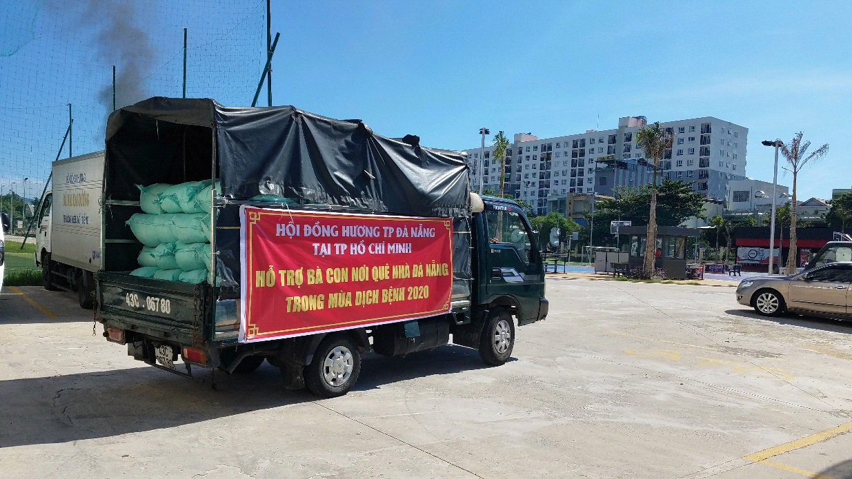 Những tấn gạo nghĩa tình của người Đà Nẵng ở Sài Gòn gửi về quê nhà(Ảnh QM).