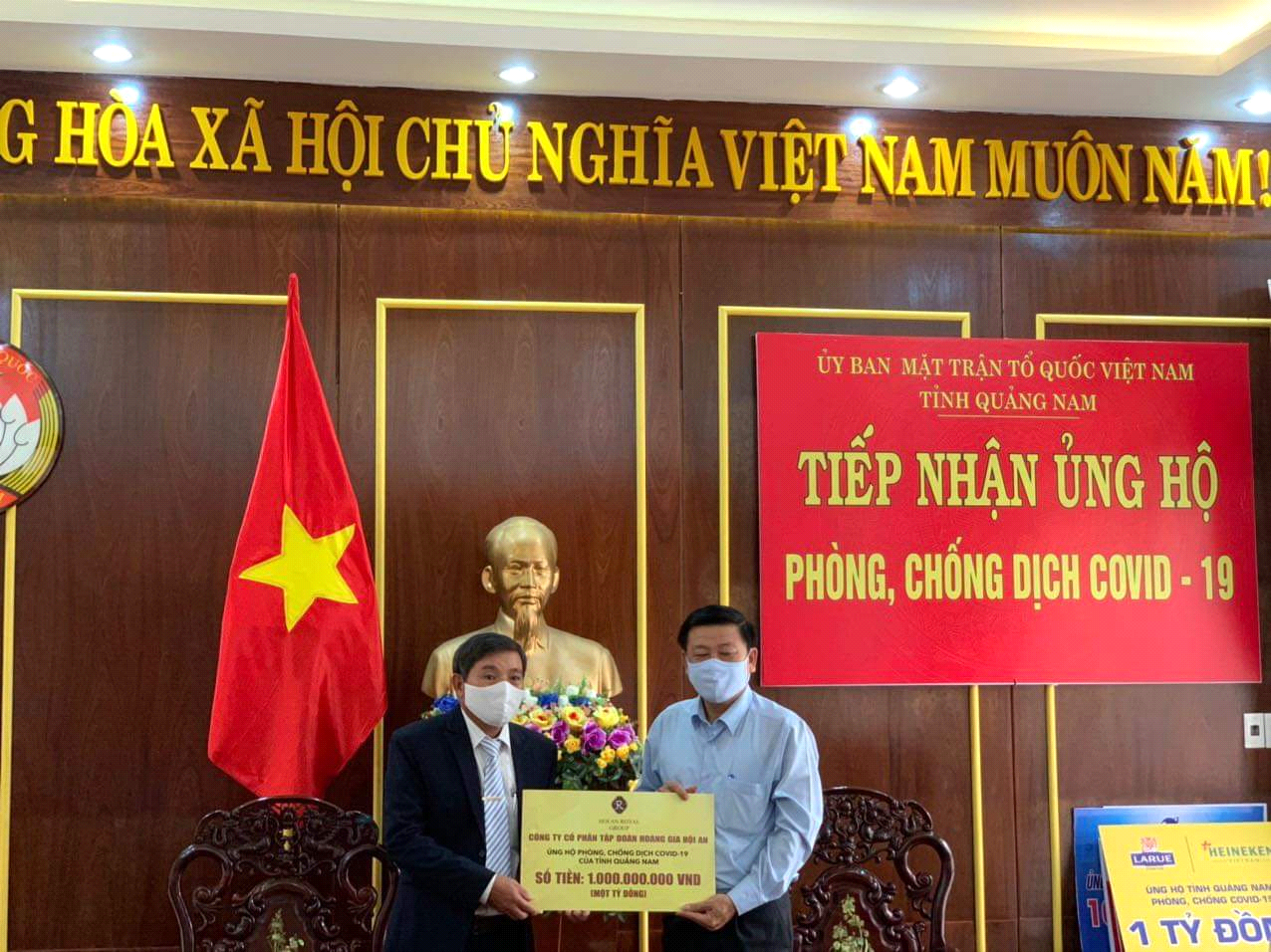 Doanh Nhân Nguyễn Phú Quý trao bản tượng trưng số tiền 1 tỷ đồng hỗ trợ mua máy xét nghiệm Covid19.(Ảnh QM).