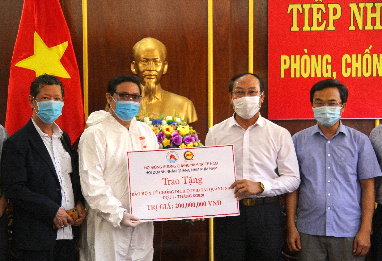 Ông Nguyễn Văn Tuấn và ông Trần Vũ Lê chủ tịch Hội Doanh Nhân Quảng Nam phía Nam trao cho ông Võ Xuân Ca chủ tịch Ủy ban MTTQ Việt Nam tỉnh Quảng Nam