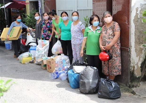 Nhiều người dân đã đến chờ từ sớm để đổi gạo. (Ảnh: Hồng Giang/TTXVN)