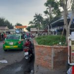 Bồn và cây dọc hai bên đường vào cổng chính Bệnh viện chưa được dỡ bỏ, mới chỉ sửa tạm không còn góc vuông như trước.