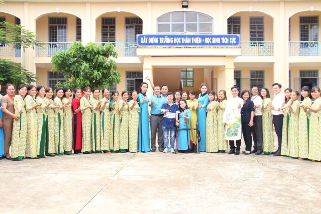 Đoàn công tác xã hội chụp hình lưu niệm cùng tập thể giáo viên trường Tiểu học Tân Thành B, xã Tân Thành, huyện Bù Đốp