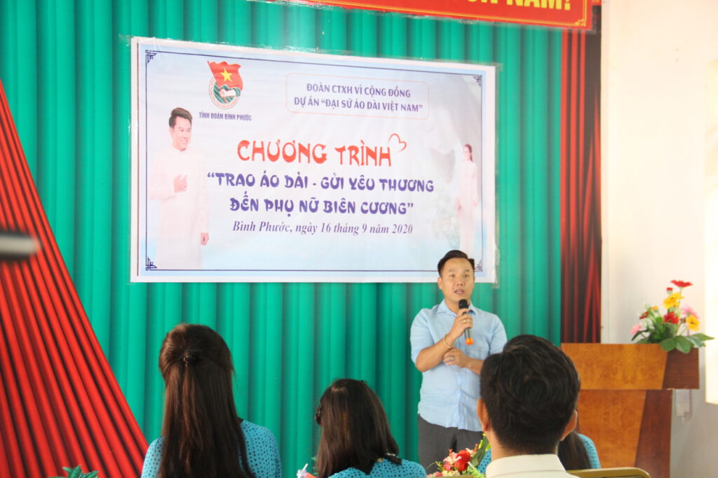 NTK Nguyễn Việt Hùng bộc bạch cảm xúc khi đến tặng áo dài cho các cô giáo trường Mầm non Ánh Dương, xã Lộc An, huyện Lộc Ninh.