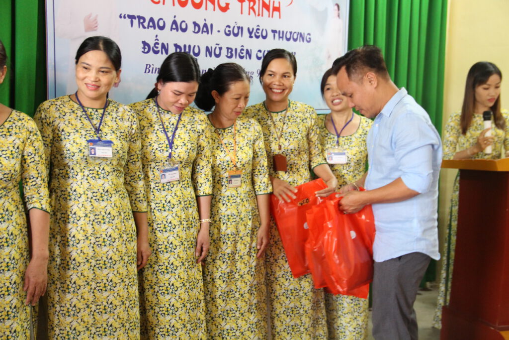 Trong trang phục giản dị, NTK Nguyễn Việt Hùng trao tặng áo dài cho các cô giáo trường Tiểu học Tân Thành B, xã Tân Thành, huyện Bù Đốp.