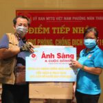 Nhà báo Đắc Bình-Trao khẩu trang cho đại diện UBMTTQ P.Mân Thái