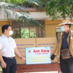 Nhà báo Đắc Bình-Trưởng Đại diện VPMT-TB trao qua cho anh Cao Đình Hải Chủ tịch UBND P.Nại Hiên Đông