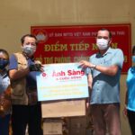 Nhà báo Đắc Bình -Trưởng đại diện VPMT-TB trao quà cho Đ.c Lâm Hà Chủ tịch UBND P.Mân Thái