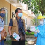 Nhà báo Đắc Bình tặng quà cho Y sĩ đang ở tuyến đầu xét nghiệm cho dân,