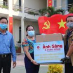 Nhà báo Đắc Bình trao khẩu trang cho anh Thân Đức Minh-Chủ tịch UBND P.Hòa Khánh Nam
