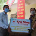 Nhà báo Đắc Bình trao quà cho anh Nguyễn Đình Thu Chủ tịch UBMTTQ xã Hòa Nhơn