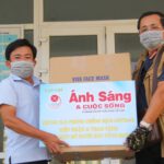 Nhà báo Đắc Bình trao quà cho anh Thắng PCT UBND phường Hòa Hiệp Nam