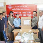 Ông Hoàng Văn Phương đại Diện Cty CP Platinum Asia Trao Tặng Khẩu Trang Cho đồng Bào Đà Nẵng