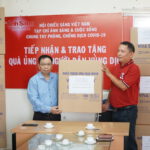 PGS. TS Nguyễn Hồng Tiến Tiếp Nhận Quà Của Cty TNHH SXTM TB Nam Anh Do ông Trần Sỹ Qúy Thay Mặt Cty Trao Tặng Cho đồng Bào Quảng Nam
