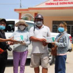 PV VPMT tặng quà cho bác lão thành cách mạng thôn Lệ Sơn Nam, Hòa Tiến Hòa Vang