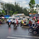 Trật tự ATGT ở cổng chính Bệnh Viện Đa khao trung ương Cần Thơ vẫn còn phức tạp.