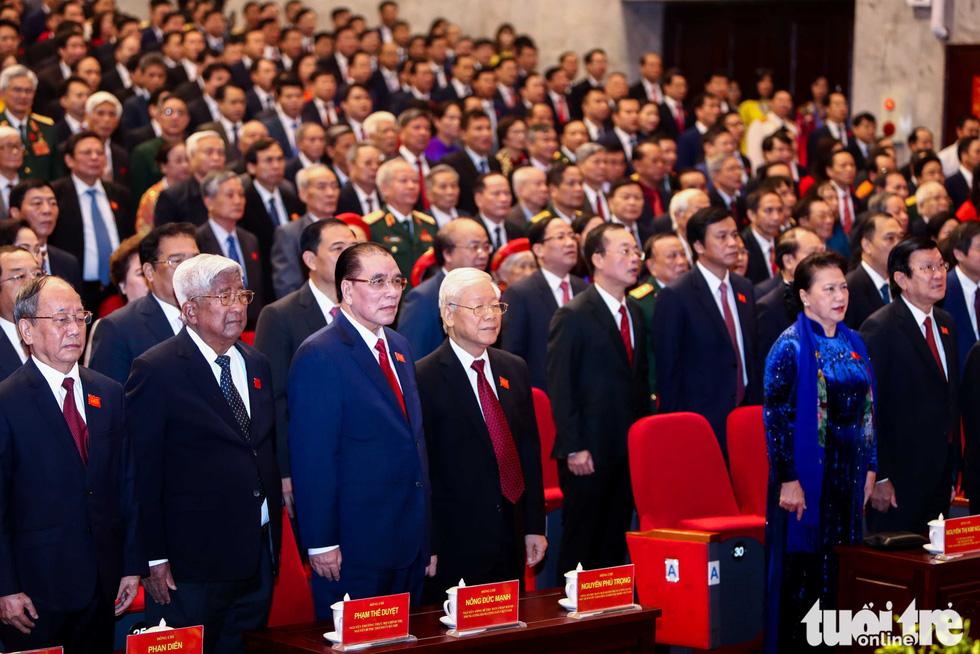 Các vị lãnh đạo Đảng, Nhà nước, Quốc hội, nguyên lãnh đạo Đảng, Nhà nước, Quốc hội và các vị đại biểu tại đại hội làm lễ chào cờ - Ảnh: NGUYỄN KHÁNH