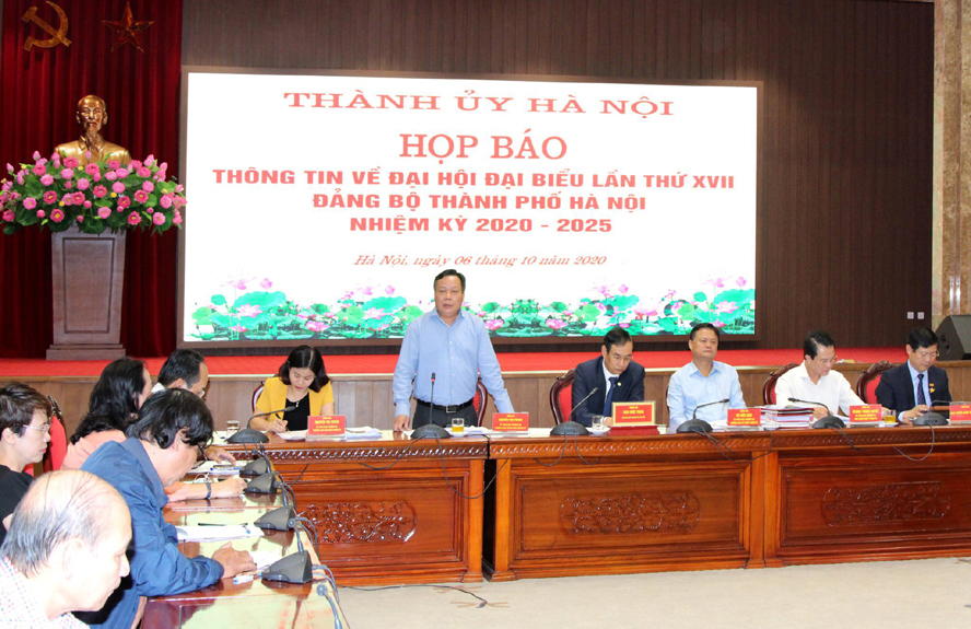 Trưởng ban Tuyên giáo Thành ủy Nguyễn Văn Phong phát biểu tại buổi họp báo.