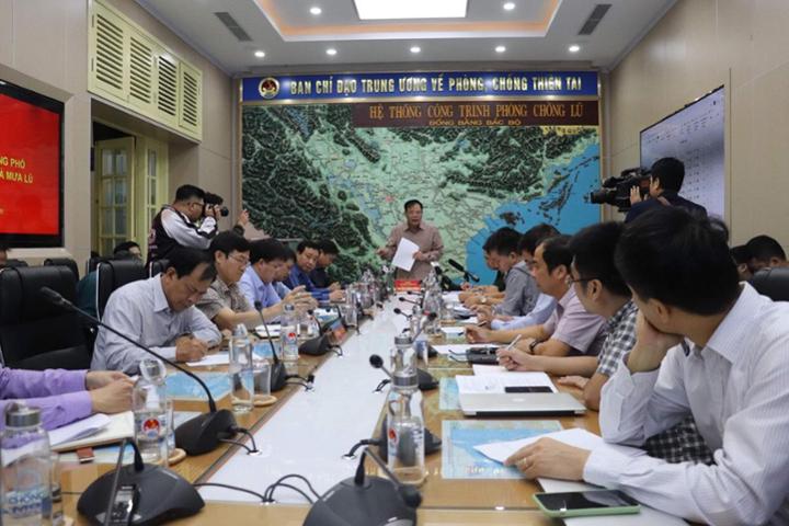 Bộ trưởng Nguyễn Xuân Cường: Tập trung ứng phó, khắc phục ngay hậu quả mưa lũ, không để người dân ‘màn trời, chiếu đất’.