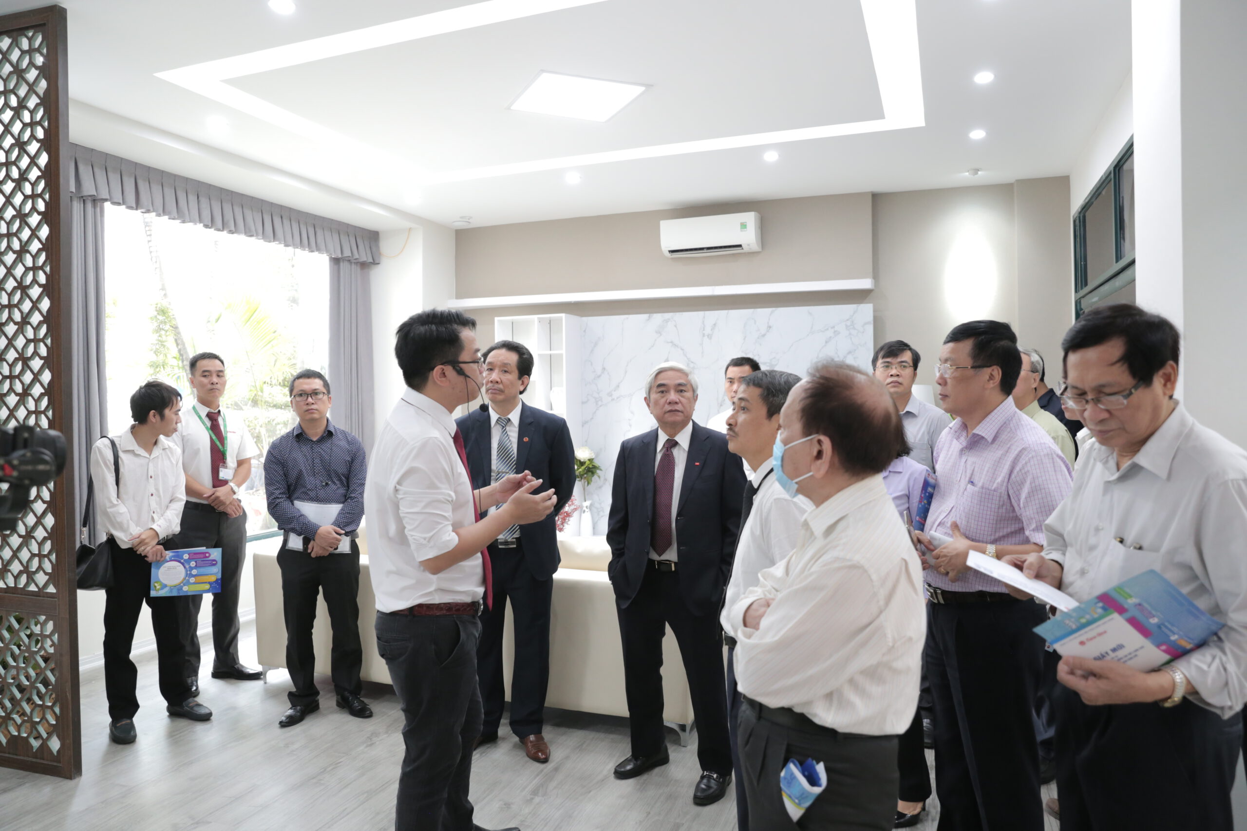 Cán bộ của Cty giới thiệu với các đại biểu quy trình hoạt động chuyển đổi số của Ralaco trong Hội thi sáng tạo năm 2020