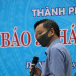 Đại diện Tòa nhà Trung tâm hành chính trả lời phóng viên