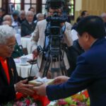 Đồng chí Nguyễn Xuân Tiến, Ủy viên Trung ương Đảng, Bí thư Tỉnh ủy Lâm Đồng tặng quà bà mẹ Việt Nam anh hùng