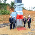 Lãnh đạo Đảng uỷ khối doanh nghiệp, liên đoàn lao động tỉnh Lâm Đồng cùng giám đốc công ty điện lực Lâm Đồng thực hiện nghi thức gắn biển công trình