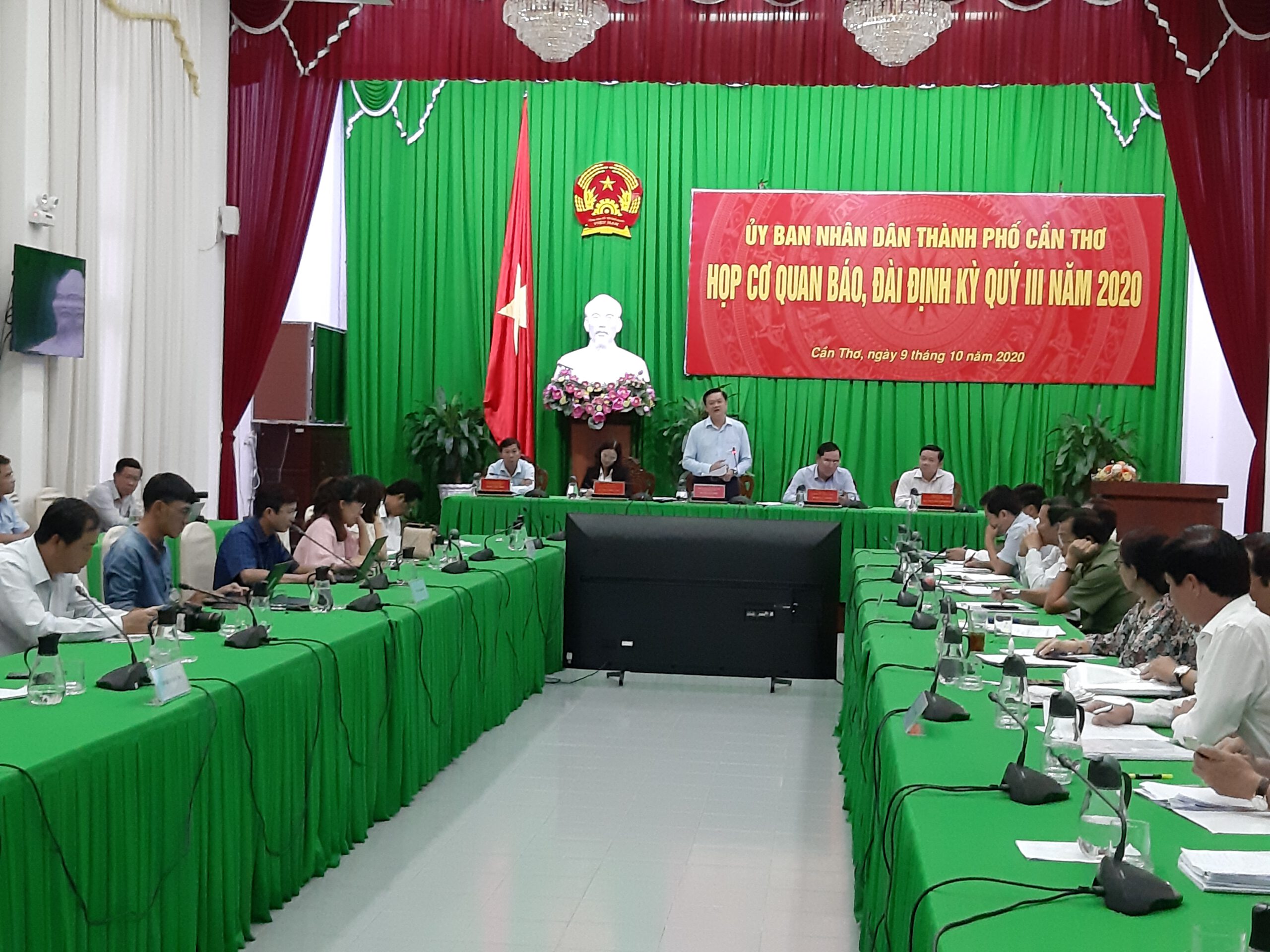 Ông Dương Tấn Hiển, Phó Chủ tịch UBND thành phố phát biểu tại buổi họp báo