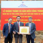 Ông Hoàng Liên chủ tịch công đoàn tỉnh Lâm Đồng trao bằng công nhận công trình sản phẩm cho công ty điện lực Lâm Đồng