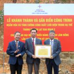 Ông Hoàng Liên chủ tịch liên đoàn Lao Động tỉnh Lâm Đồng trao bằng công nhận công trình sản phẩm cho công ty điện lực Lâm Đồng