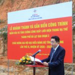 Ông Nguyễn Phước Quý Hùng thay mặt công ty điện lược Lâm Đồng phát biểu tại buổi lễ gắn biển công trình