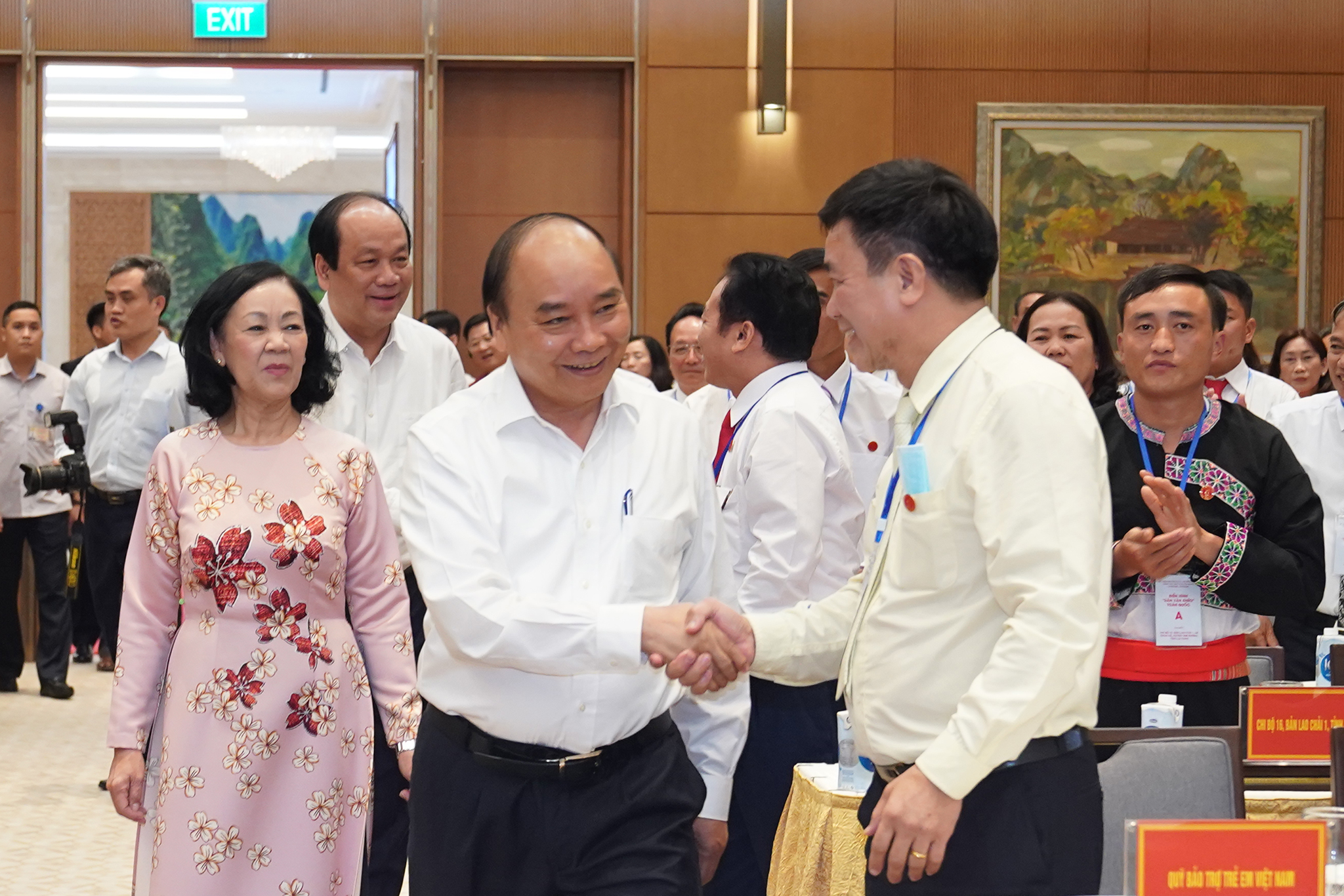 Thủ tướng thăm hỏi các đại biểu dự hội nghị